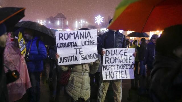 17 декабря протестующие пикетировали здания центральной и местной администрации и организовали марши. Фото: Inquam Photos / Octav Ganea.