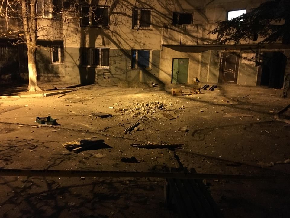 Спасатели проводят эвакуацию всех жильцов.