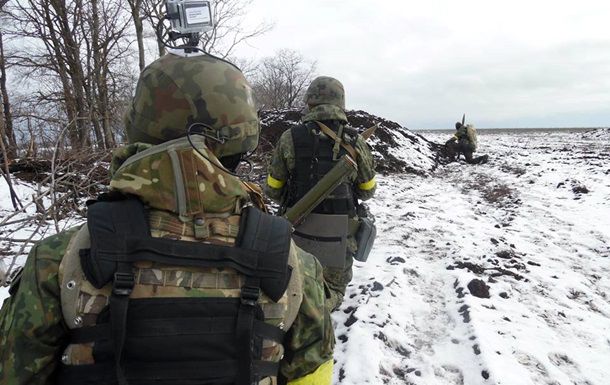 Азовцы заправляют технику за свои деньги.
