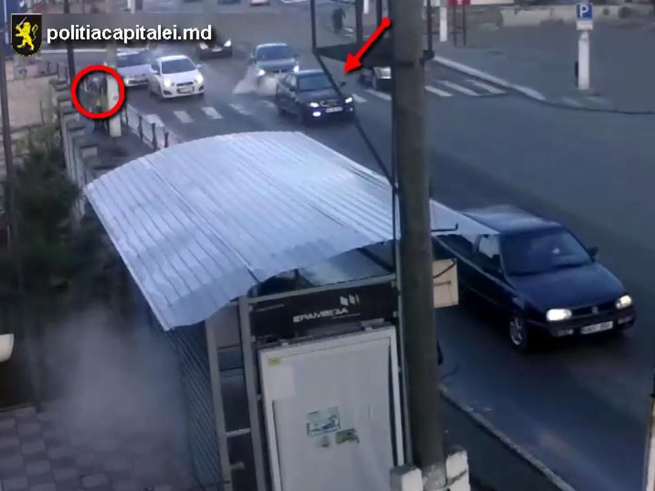 Un şofer, surprins cum loveşte un pieton şi fuge de la accident. Foto: politiacapitalei.md