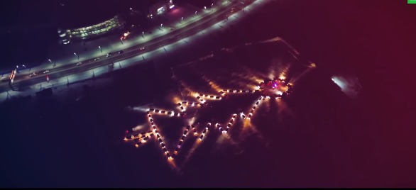 Акция «Ёлка из авто» проходит во многих городах России. 