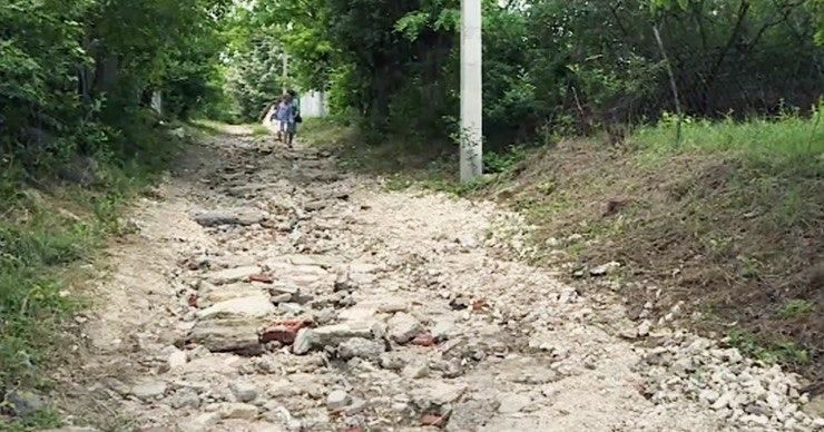 Несколько улиц в коммуне Гратиешты выглядят как после бомбежки.