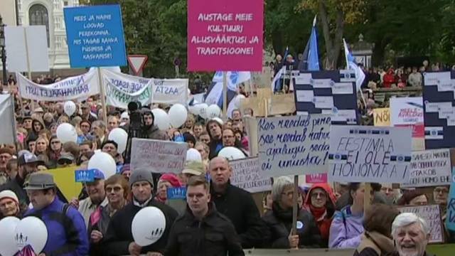 Во французской столице демонстранты - с флагами и транспарантами - прошли почти через весь город.
