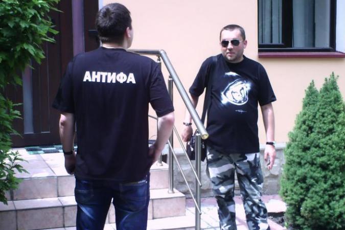 В среду два молодых человека одетые в футболки с надписью «Антифа» посетили офис ПКРМ.