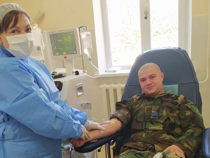 Солдат, переболевший коронавирусом, сдал кровь для лечения других пациентов.