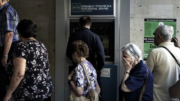 Сейчас греки могут снять со своего счета максимум 420 евро в неделю.