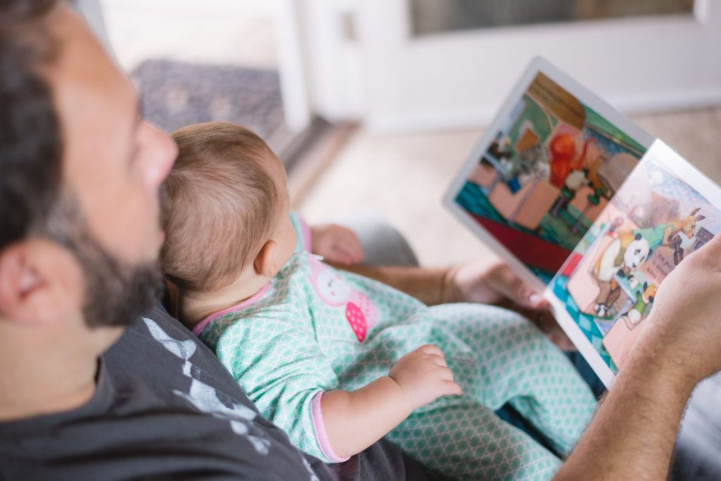 Noi facilități pentru familii: Concediu paternal, extins pentru tații cu gemeni sau copii adoptați.