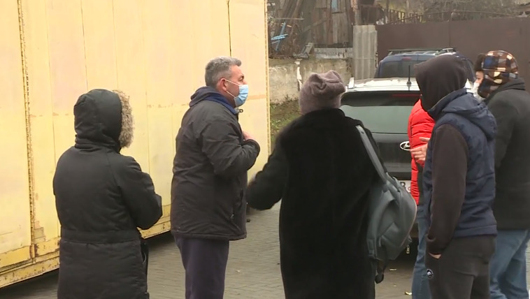 На Чеканах произошел скандал из-за киосков с рыбой.