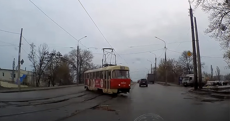 В Харькове трамвайный дрифт напугал автомобилистов.