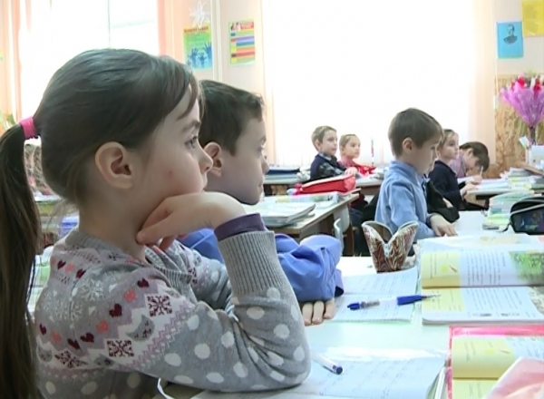 Маленькие пешеходы внимательно слушали полицейских. Фото: ProTV.md