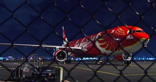 Un avion a fost nevoit să aterizeze de urgenţă în Australia, după o coliziune cu mai multe păsări.