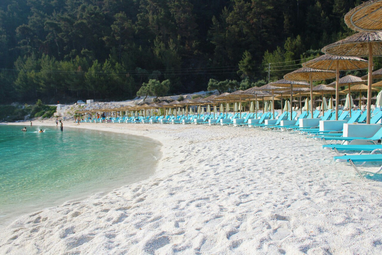 Turiștii, indignați de prețurile pentru închirierea șezlongurilor pe insula Thassos.