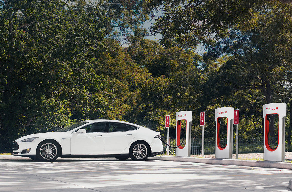 С 2017 года заправки Tesla станут платными.