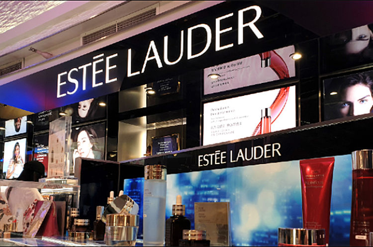 Producătorul american de cosmetice, Estee Lauder, va concedia 7.000 de angajați.
