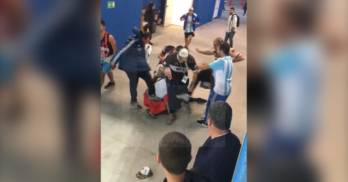 Спасли мужчину россияне, которые разняли драку, пока она не переросла в настоящее побоище.