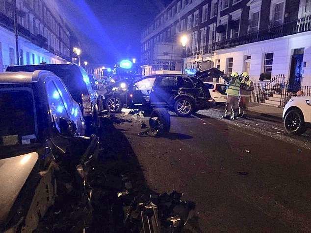 Водитель Audi Q7 протаранил автомобили Bentley, McLaren и Porsche.
