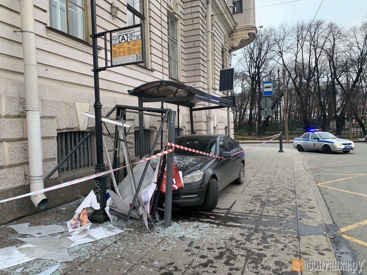 В центре Петербурга Mercedes врезался в остановку.