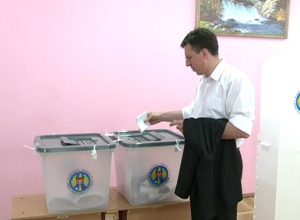 Există trei variante de coaliţii majoritare posibile. Foto: protv.md