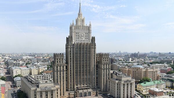 МИД РФ направил ноты посольствам США, Британии и Канады из-за флагов ЛГБТ. Фото: ria.ru.