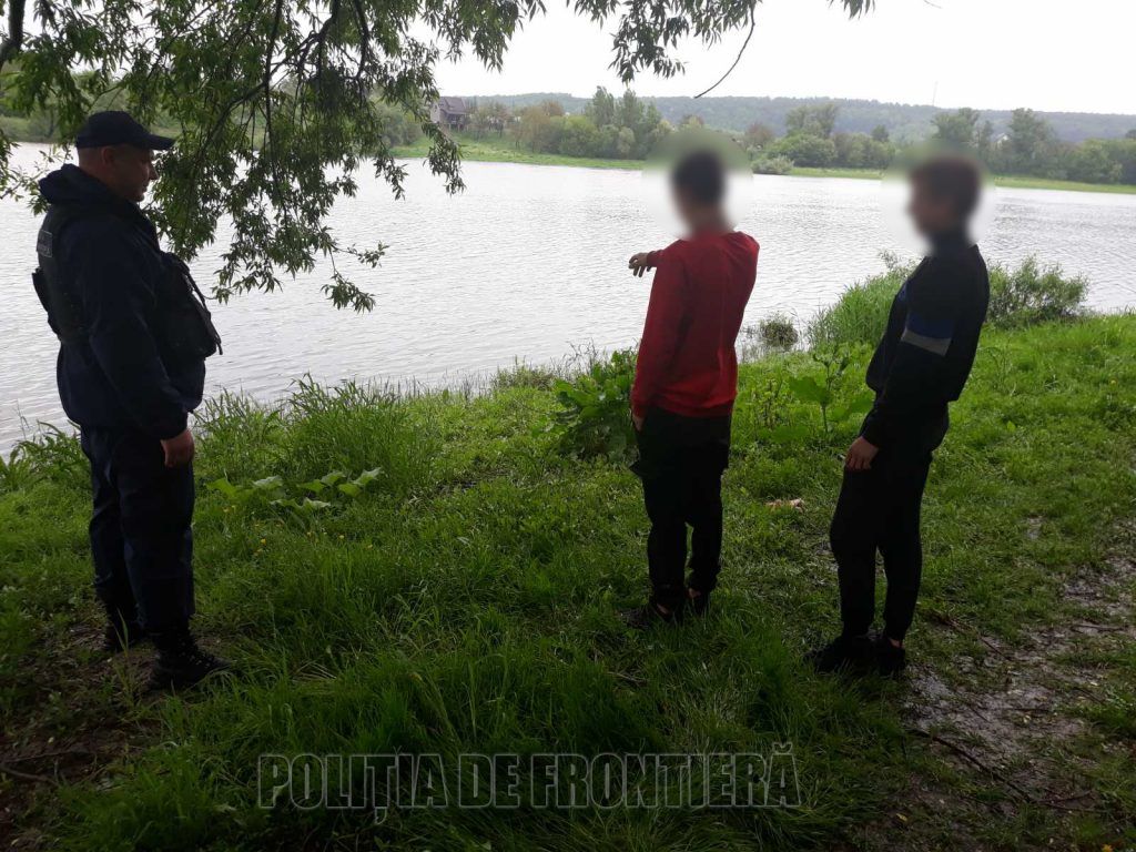 Двое подростков приплыли по Днестру из Украины в Молдову на надувном матрасе.