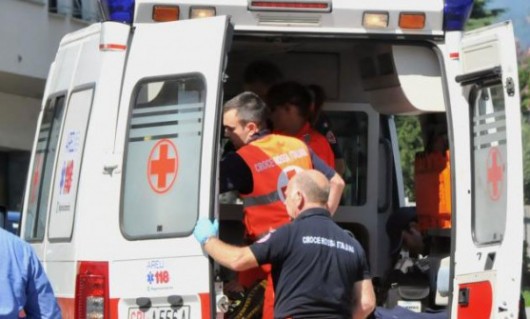 Victima cu multiple răni a fost transportată de urgență la spital unde primește îngrijirile necesare.