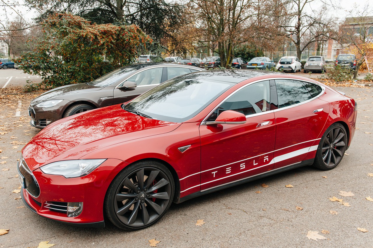 Электрокары Tesla начали массово останавливаться прямо на дорогах.