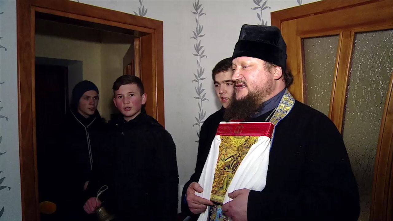 În ajunul Crăciunului, preoţii vizitează enoriaşii şi le binecuvintează casele
