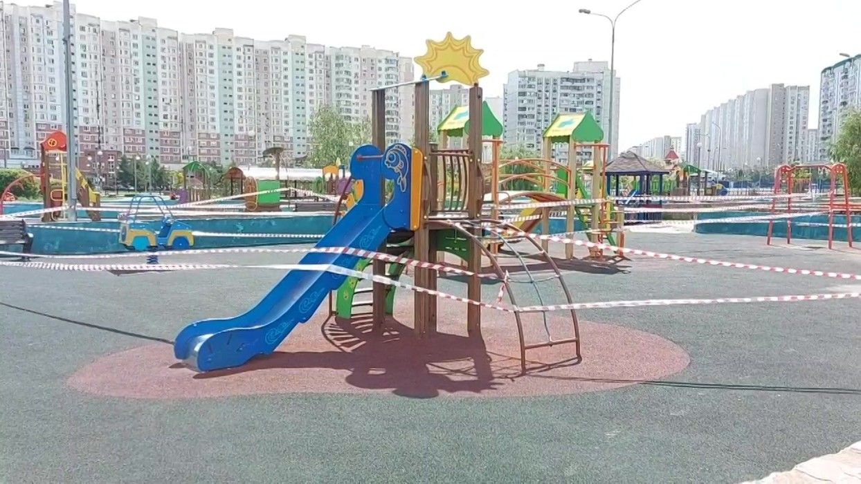Из-за COVID-19 в Москве закрывают аттракционы, детские и спортплощадки.