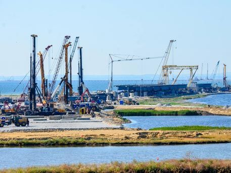 Строительство Крымского моста планируется завершить в 2018 году.