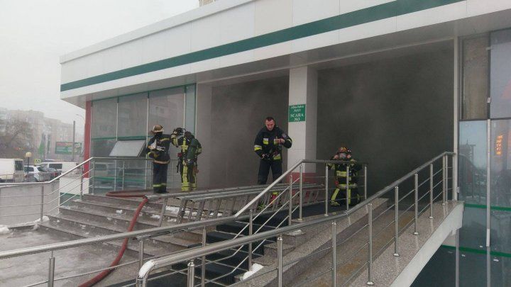 Oameni speriaţi de faptul că nu au sisteme de stingere a incendiilor