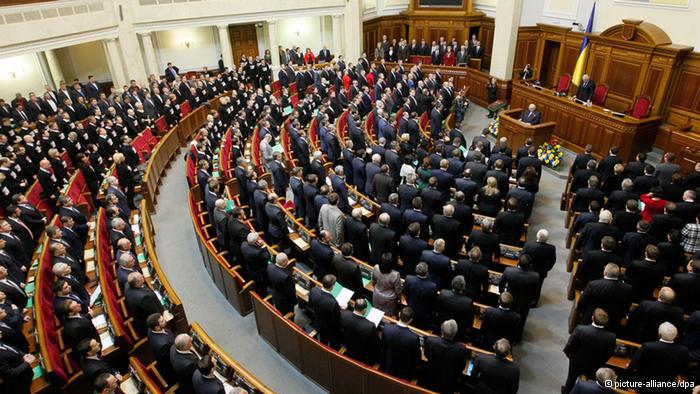 Во вторник оппозиция заблокировала трибуну Рады после того, как Рыбак отказался регистрировать проект постановления о возвращении к конституции 2004 года.