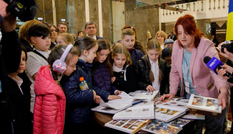 Почти полторы тысячи человек посетили парламент в День открытых дверей.