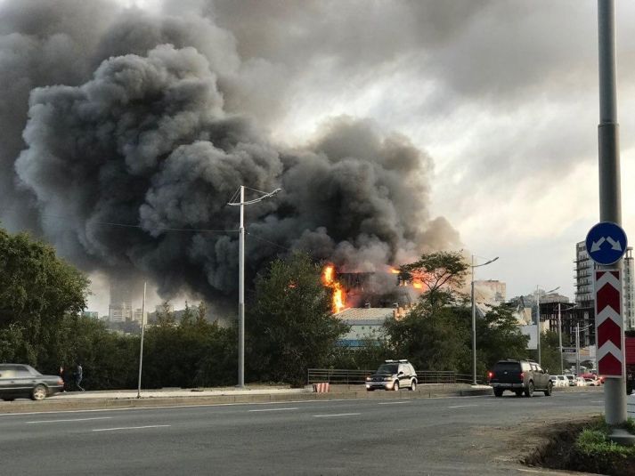 Во Владивостоке загорелся один из крупнейших в городе торговых центров.