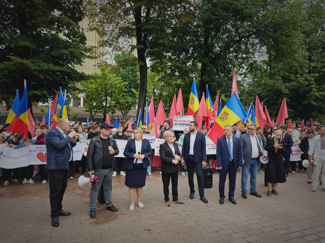 Протест сторонников Шора проходит у здания парламента