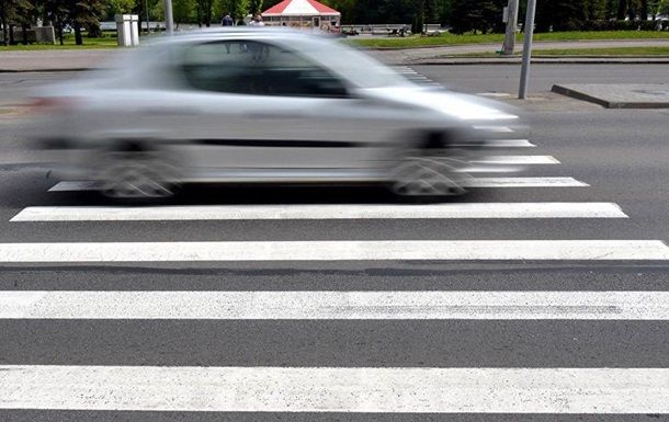 В Литве запретили пользоваться мобильными на переходах.