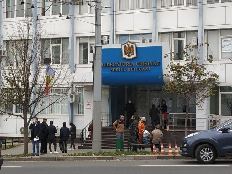 Неизвестные сообщили о бомбе в здании суда на Буюканах.