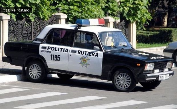 Câteva zile mai târziu, inspectorul a fost reţinut în flagrant de ofiţerii şi procurorii anticorupţie imediat după primirea banilor în biroul său de serviciu.