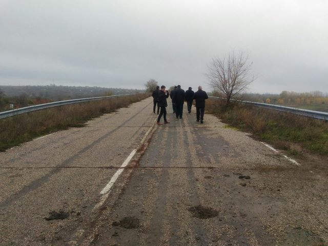 Experţii inspectează podul de la Gura Bâcului care va fi deschis curând. 
