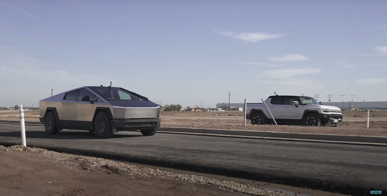 Tesla Cybertruck поучаствовал в гонке с электрическим пикапом Hummer.