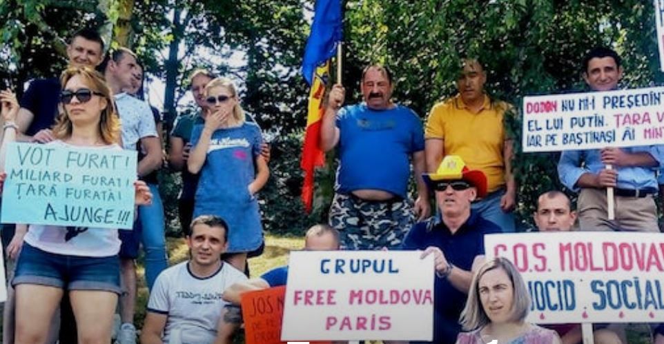 Акцию разрешили французские власти.
