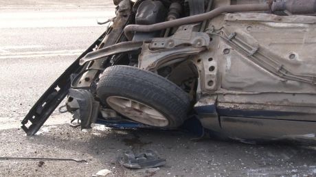 Automobil întors cu susul în jos, nici urmă de șofer sau careva semne că cineva ar fi fost grav rănit. Foto: publika.md
