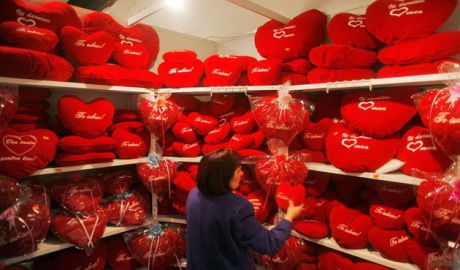 Majoritatea femeilor şi-ar părăsi partenerul dacă nu ar primi un cadou de Sf.Valentin. Foto: gandul.info