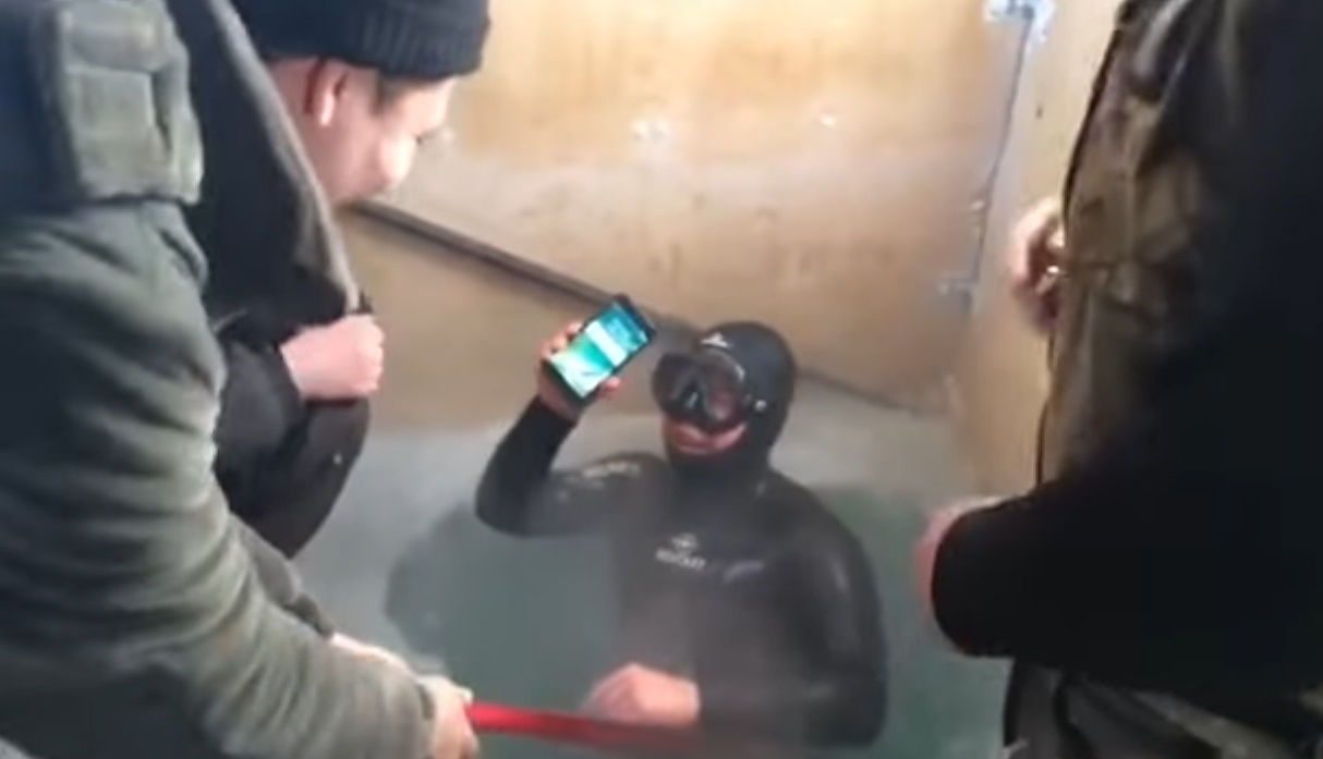 В Якутске водолаз достал со дна реки работающий iPhone 7.