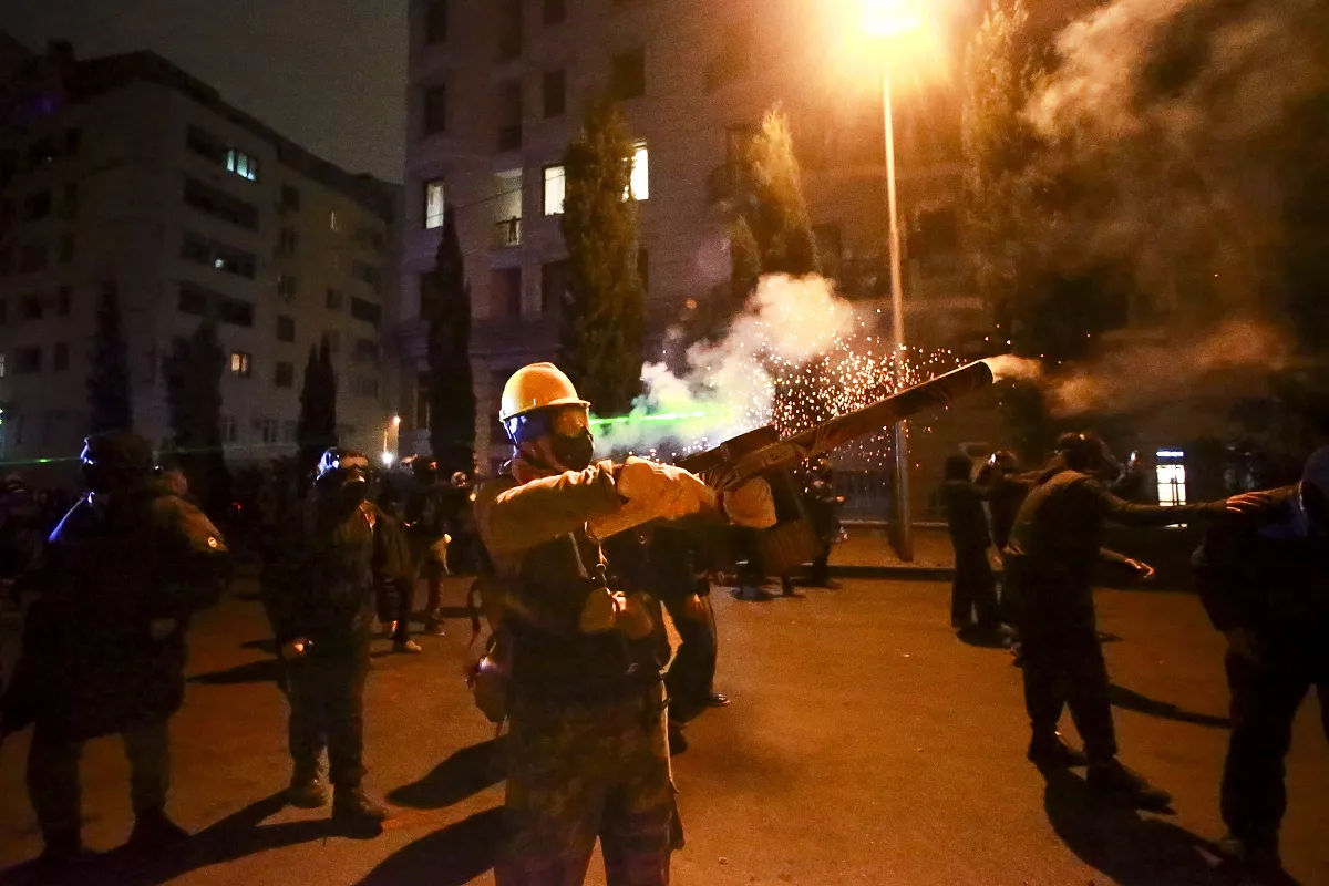 Протесты в Грузии: полиция оттеснила манифестантов от парламента.