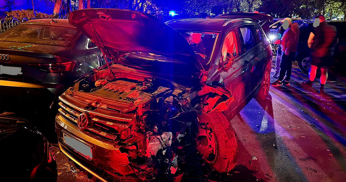 Accident la București: O șoferiță a pierdut controlul volanului și a lovit 13 mașini parcate.