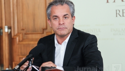 Miezul nopții. Păpușarul stă enervat la culme în oficiu, unde au fost chemați Chetraru, ambii Tănăse, Gurin, Donciu, Pocaznoi, Bercu și încă cîțiva indivizi cu reputație controversată.