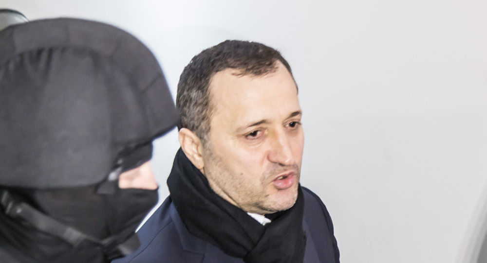 Apărarea şi învinuitul Vladimir Filat se vor prezenta joi în faţa instanţei.