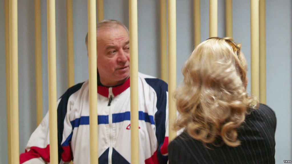 Бывшего офицера российской разведки Сергея Скрипаля отравили нервно-паралитическим веществом.