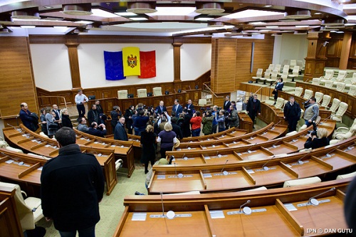 Парламент нового созыва, образованный по итогам выборов 30 ноября, собирается сегодня на первое пленарное заседание.