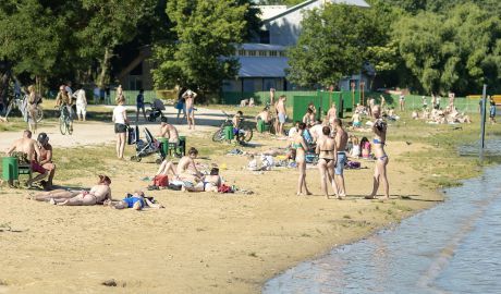 Прямой контакт с загрязненным песком на пляжах приведет к заражению
